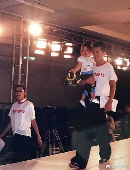 欧阳娜娜演出肩带脱(欧阳娜娜小时候走秀哭)