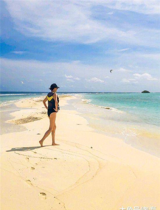 刘嘉玲自拍了一张照片，用五个字来概括她的心情。她是那么美，没有恨也没有爱！你什么时候回家？