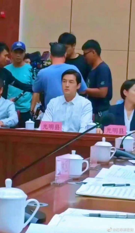 休《县委大院》路透社曝光,一袭白衬衫,表情严肃。