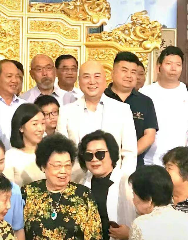 陈丽华是嫁给谁了(陈丽华出家了吗)