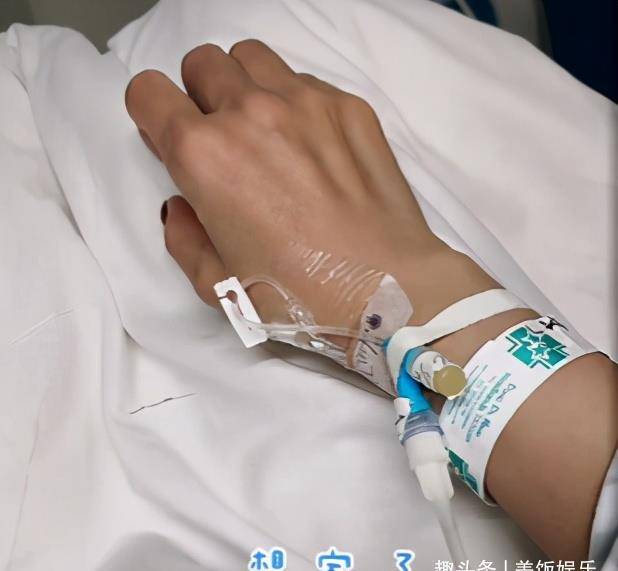 主持人吴晓蕾最近被曝光，在医院脸色苍白。一家老牌上市公司住在一栋豪宅里。