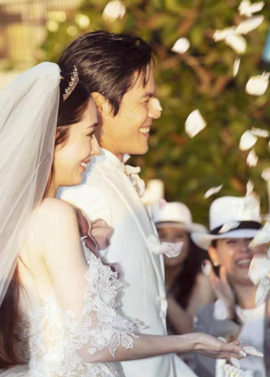 配上Bea Hayden婚礼的唯美现场照,郭爸爸一脸严肃,双方公婆表情各异。