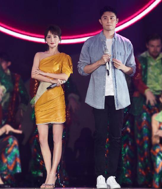 郭美女Jacky的真爱?珍妮穿着碎花裙,身旁的玫瑰花太抢眼了。