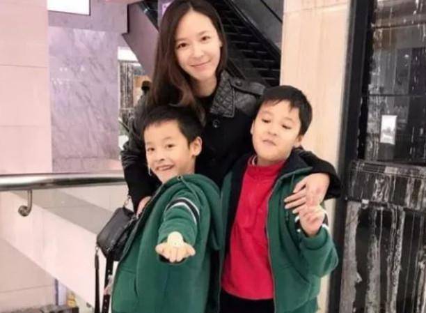 她24岁奉子成婚嫁大21岁二婚男星，相恋十年，遭遇家暴和抛弃(奉子成婚:二嫁新妻太抢手)