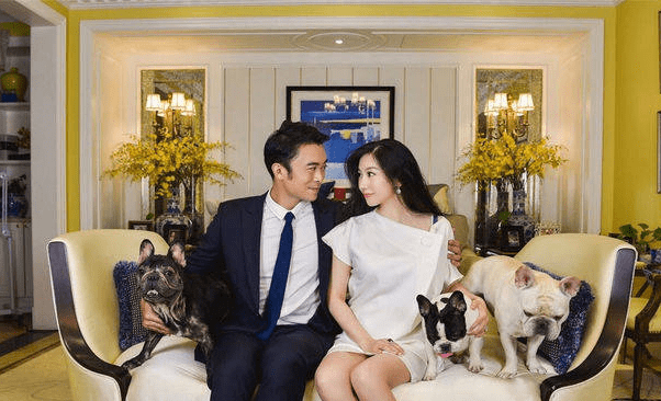 她出道十几年没有任何绯闻。她嫁给了古装男神后就退休了,现在过得很幸福。