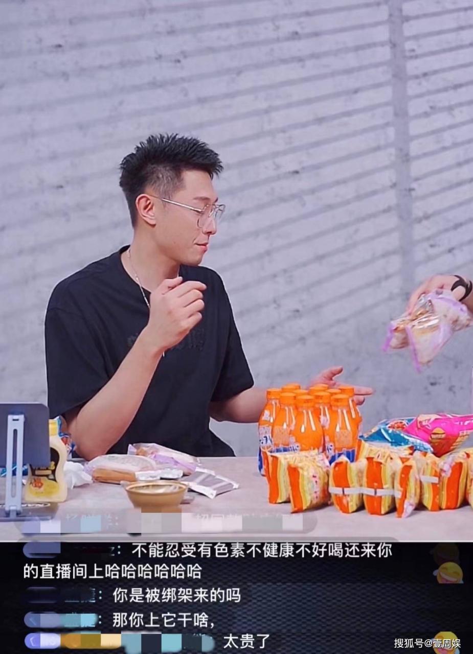 珍妮的老公在现场卖货,被面包噎着,皱着眉头,工作人员无动于衷。