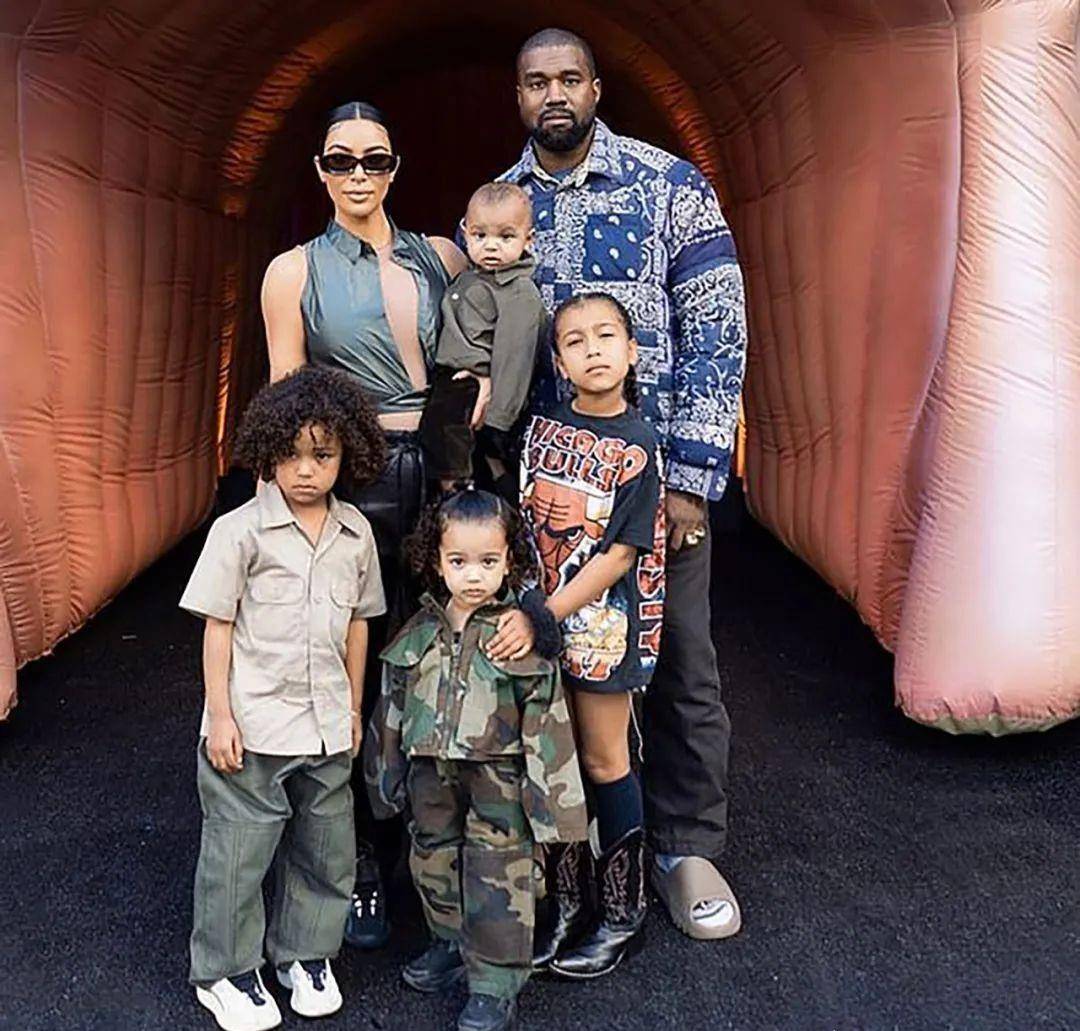 卡戴珊分手已成定局！丈夫竞选总统时不再是绿叶，妻子身材也很好。