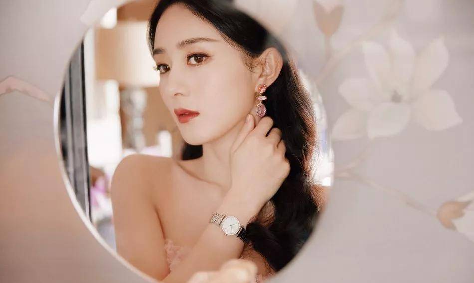 赵穿着粉色的纱裙，真的很漂亮，像是从画中走出来的美人。