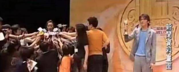 周：六年后，他回来了，又创造了一个奇迹。他娶了一个年轻的模特昆凌，她在四年内失去了生命。