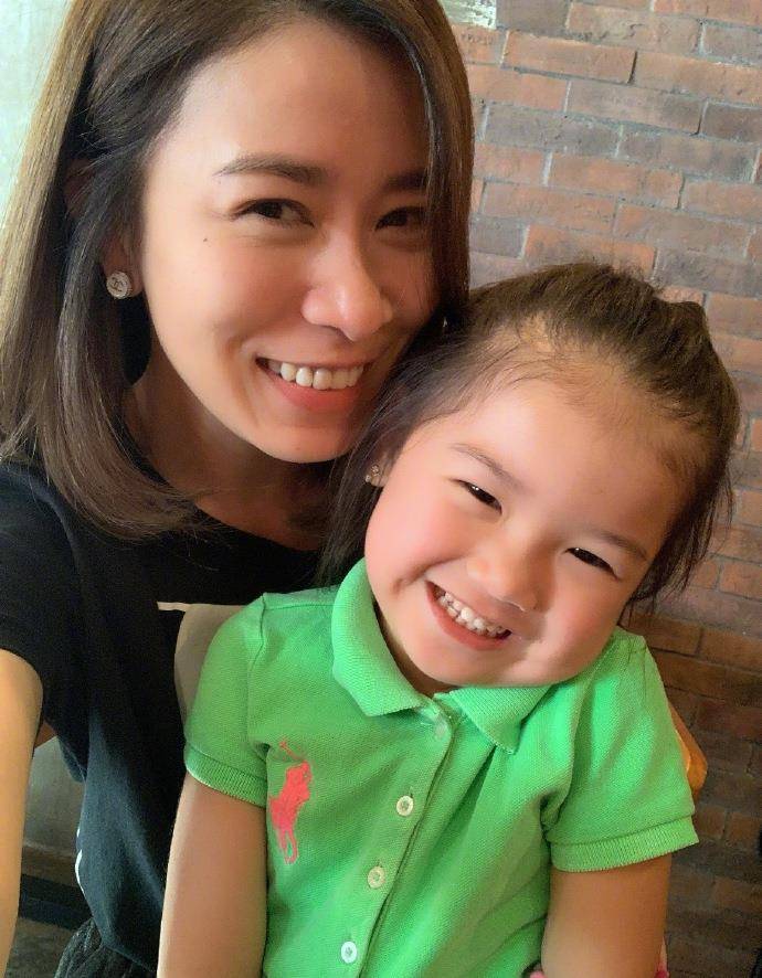 佘诗曼沐浴在阳光中庆祝女儿的生日。她的母爱溢于言表,她灿烂的笑容很美。