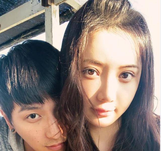 又一位男明星官宣结婚!出道棒棒糖发展画廊身价过亿,老婆长得像白冰。