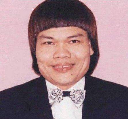 他是最丑的演员,妻子一夜之间损失上亿身家,儿子长发浓妆夸张。