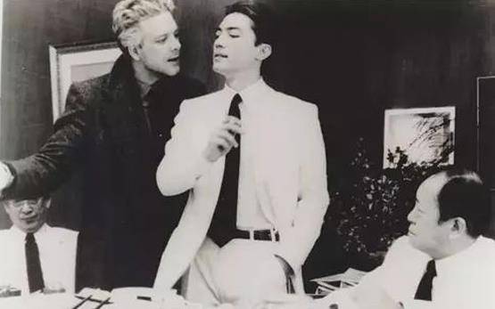 他是由养母带大的。他是亚洲最漂亮的男人。27岁分手,68岁仍单身。