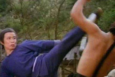 他地位比洪金宝高,把成龙打得不省人事,周星驰高薪也不会动。