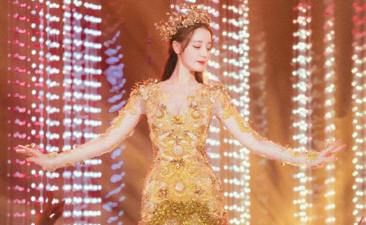 盘点历届金鹰女神:刘亦菲经典李小璐土气,唐嫣大气火爆酒吧撑腰颜值。