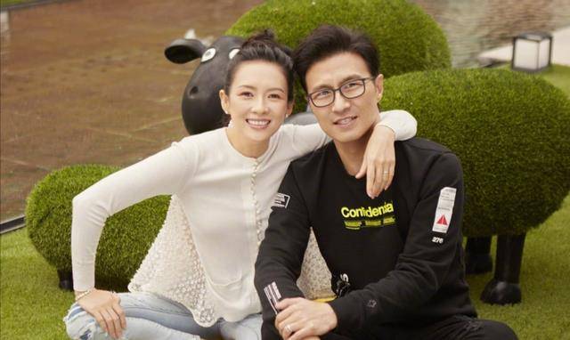 50岁的汪峰用全家福庆祝生日。大女儿苹果很少露面,颜值不输章子怡。