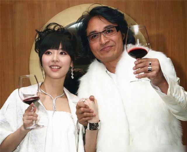 她24岁奉子成婚嫁大21岁二婚男星，相恋十年，遭遇家暴和抛弃(奉子成婚:二嫁新妻太抢手)