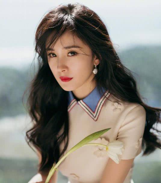 在整理了网友李小璐和杨幂的共同点后,他们说他们有了新的爱情,他们的穿衣风格发生了很大的变化。