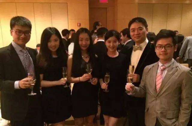 张艺谋娶19岁(71岁张艺谋携娇妻买豪车)