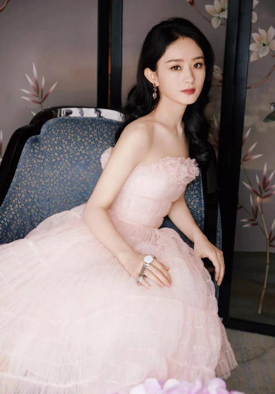 赵穿着粉色的纱裙，真的很漂亮，像是从画中走出来的美人。
