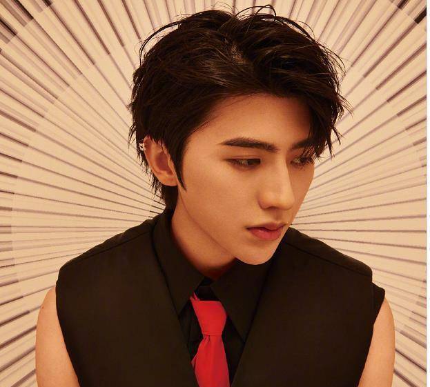 坤分85花?COSMO盛典流程图曝光,全场唯一男性顶级待遇空前。