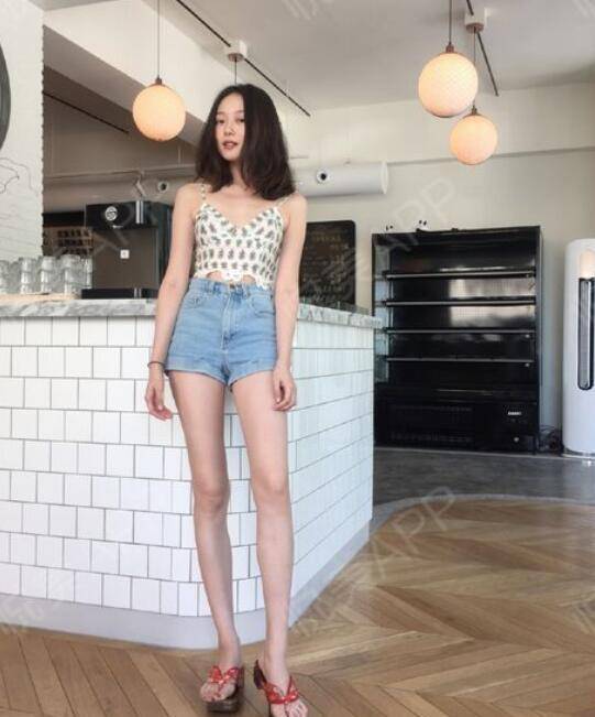 热依扎恢复机场照(热依扎晒全家福感谢粉丝)