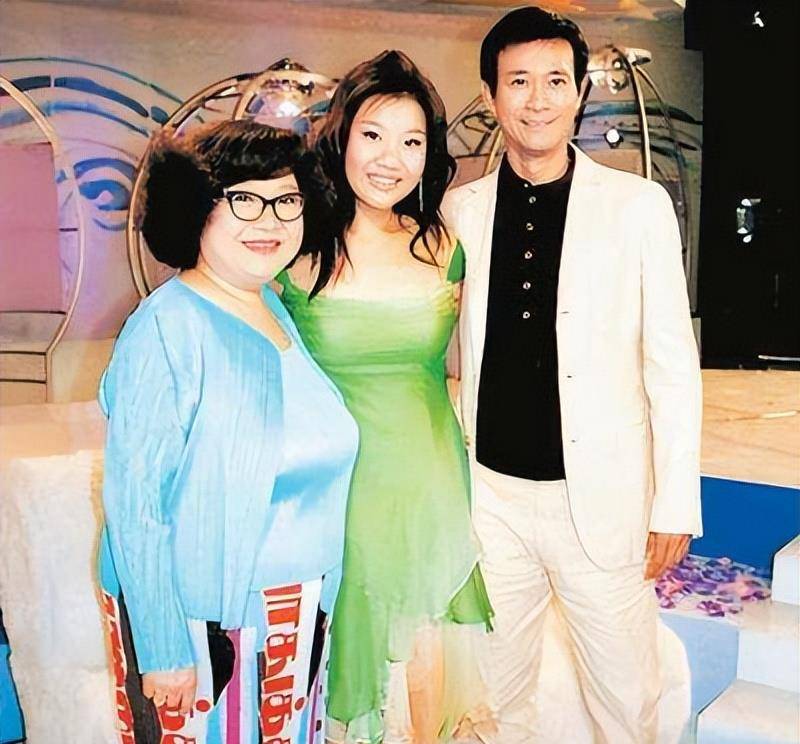 我爸不管,我妈不在。有一次我跪在男朋友面前求他不要走。郑投诉过郑吗?