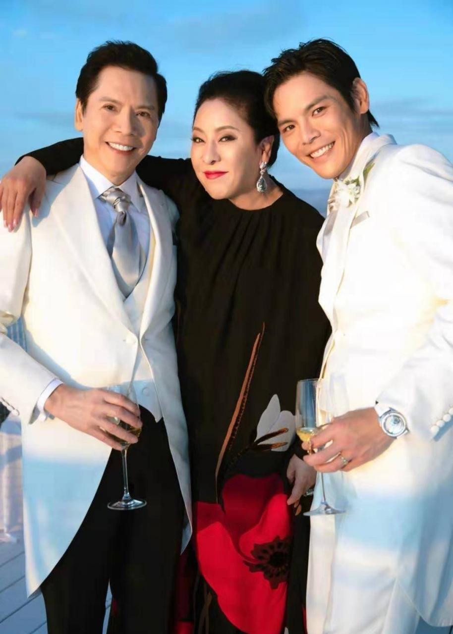 配上Bea  Hayden婚礼的唯美现场照，郭爸爸一脸严肃，双方公婆表情各异。