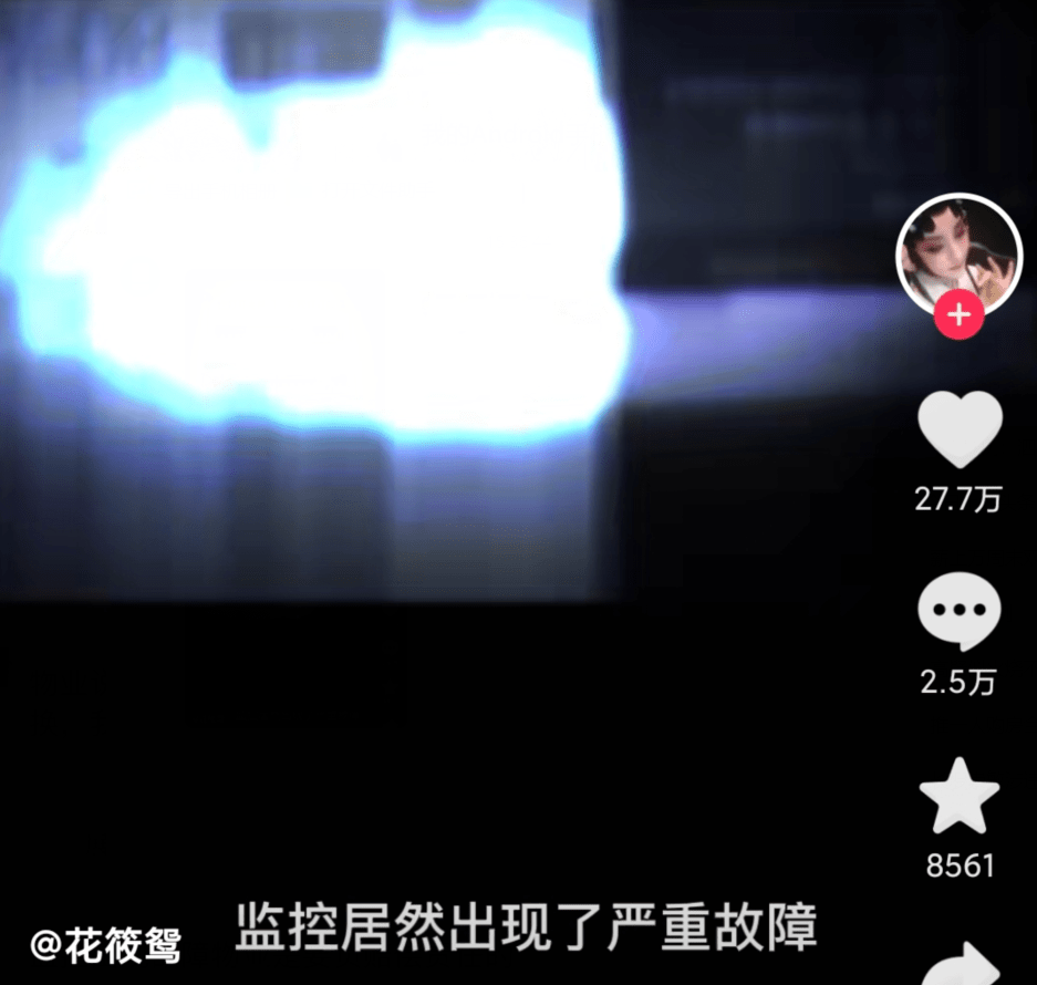 知名相声女演员半夜被“袭击”,卧室门被射成碎片,有明显弹孔。