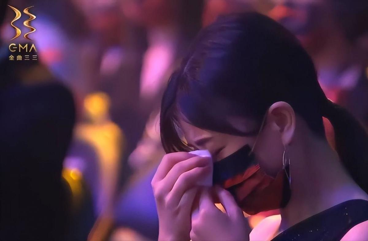 金曲奖向陈等10位已故音乐人致敬,其中年龄最小的只有26岁,画面让人落泪。