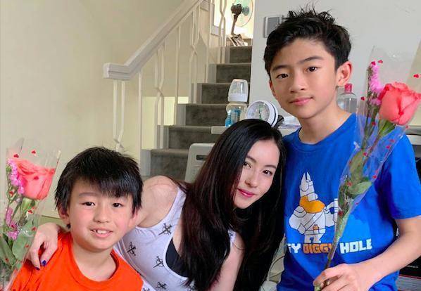 卢卡斯很开心!张柏芝晒着母亲和儿子的海边照片,和儿子手拉手走在沙滩上。