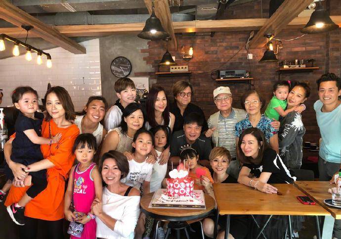 佘诗曼沐浴在阳光中庆祝女儿的生日。她的母爱溢于言表,她灿烂的笑容很美。