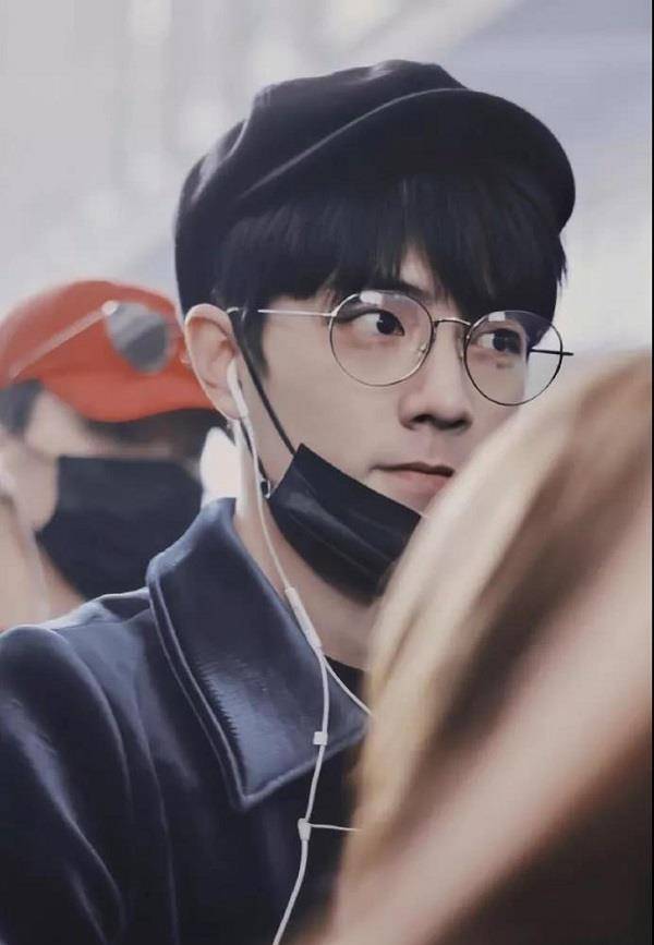 肖恩笑自己戴眼镜“丑”。粉丝们看到他大学的毕业照后,都闭嘴了。