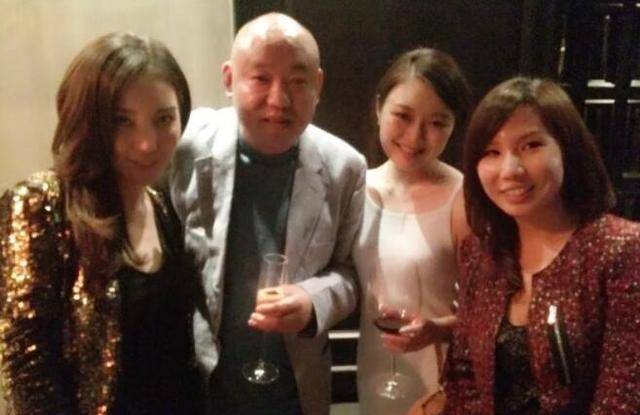 热依扎恢复机场照(热依扎晒全家福感谢粉丝)