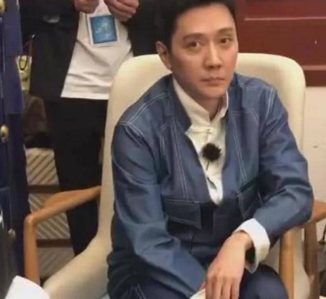 爸爸,奶不容易?41岁的冯绍峰靠在椅子上,眼神冷漠,明显感到无力。