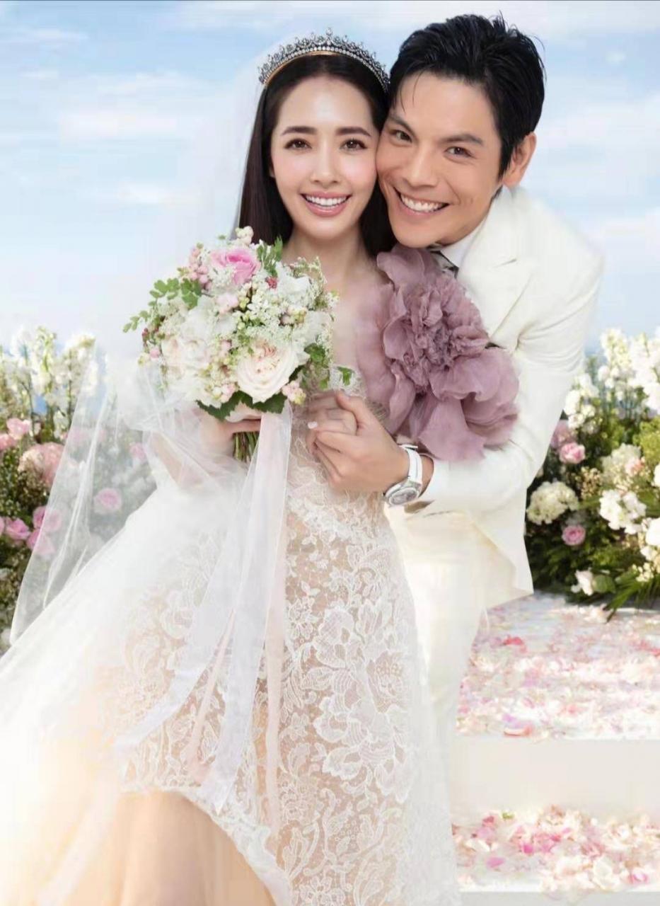 配上Bea  Hayden婚礼的唯美现场照，郭爸爸一脸严肃，双方公婆表情各异。