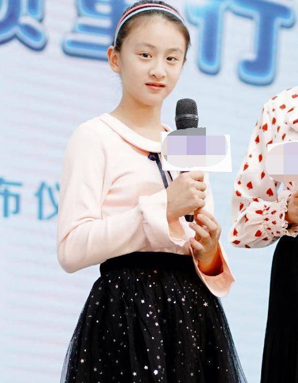 在女神发育之初,田亮11岁的女儿已经长到了她母亲的鼻子。这张脸太清纯了。