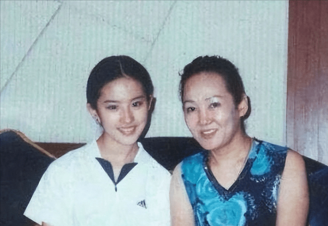 刘亦菲是绝色美女吗?粉丝:颜出道就是巅峰,眼神清纯十年。