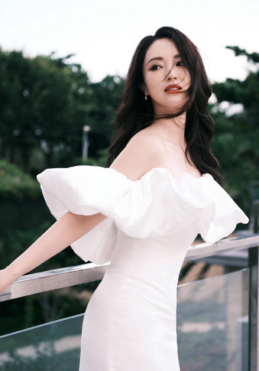 佟丽娅带着他的儿子和董璇的母女聚会，姐妹俩心情超好地并肩走着。