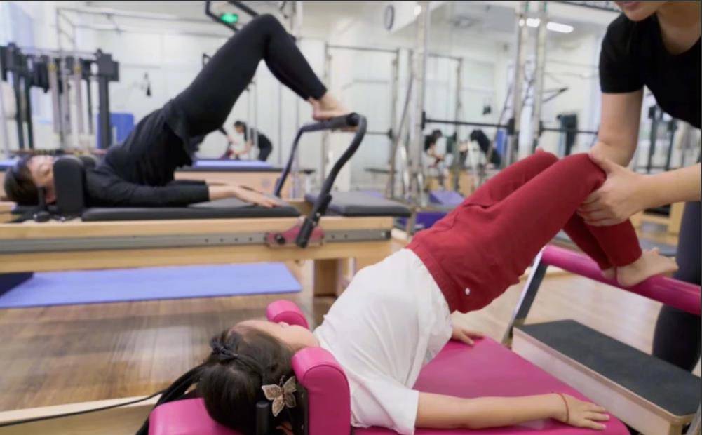 多么运动的家庭啊!孙俪带妹妹练普拉提,带弟弟打架:只剩老邓的头了!