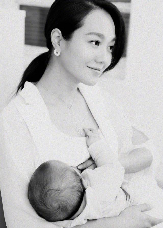 刘诗诗卷头发,丹妮喂奶,琼瑶和丈夫几十年的恩怨被写进了书里。