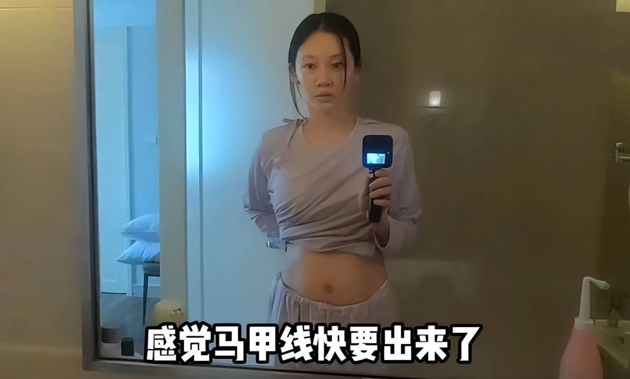 昕薇晒着月亮！产后恢复很快，老公Ryan贴心的陪着超开心。