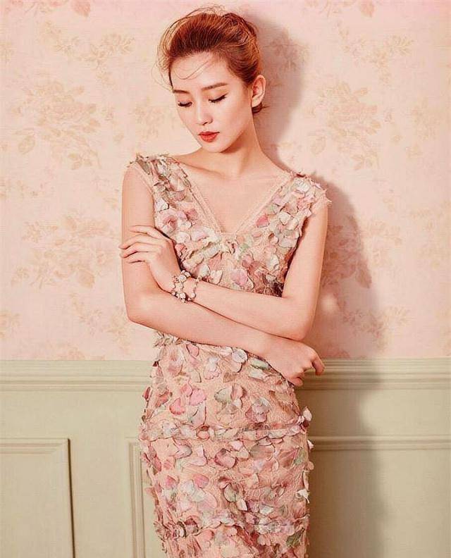 刘诗诗怀孕七个月了,小腹看起来还是那么平。