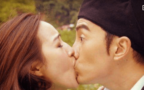 杨幂和迪丽热巴接吻(迪丽热巴被强吻了)