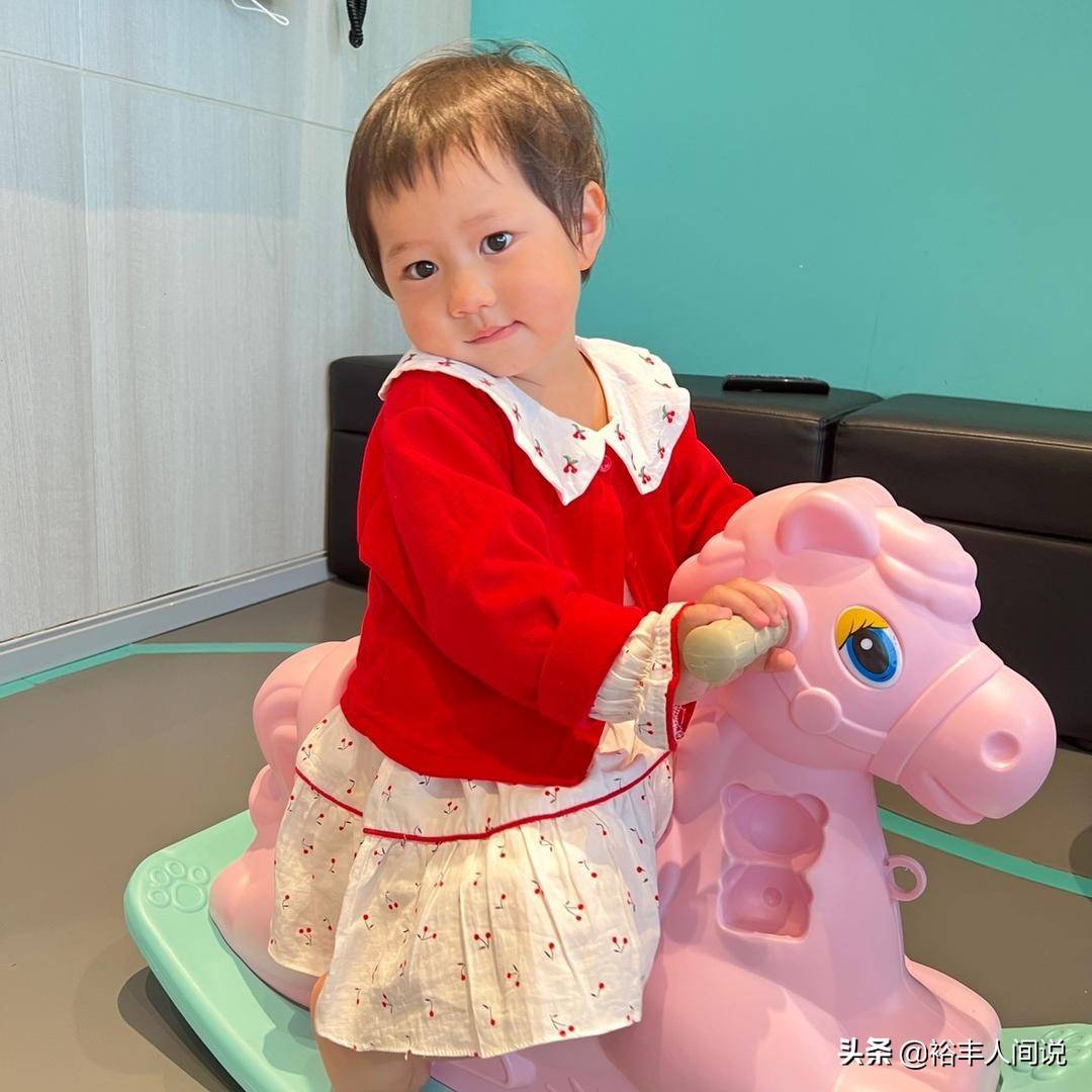 谭警官 结婚(50岁谭警官首晒父女合照!扎小辫超可爱,小21岁三婚妻子气质突出)