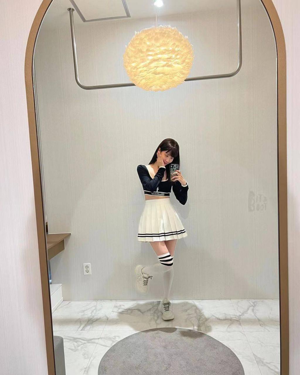 徐贤，一个十几岁的女孩，穿着“啦啦队长制服”，展示了她的芭比娃娃身材。回到15年前？