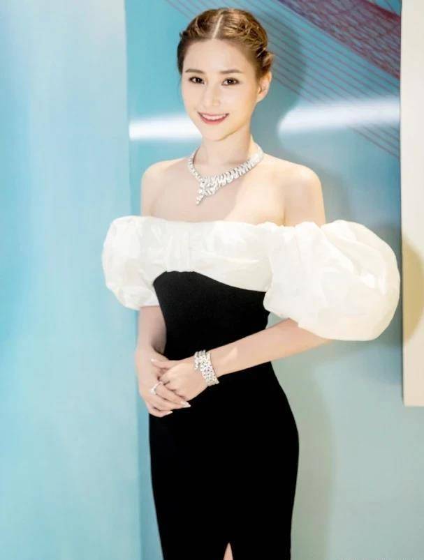 何超莲穿牛仔裤图片(何超莲个人资料身价)