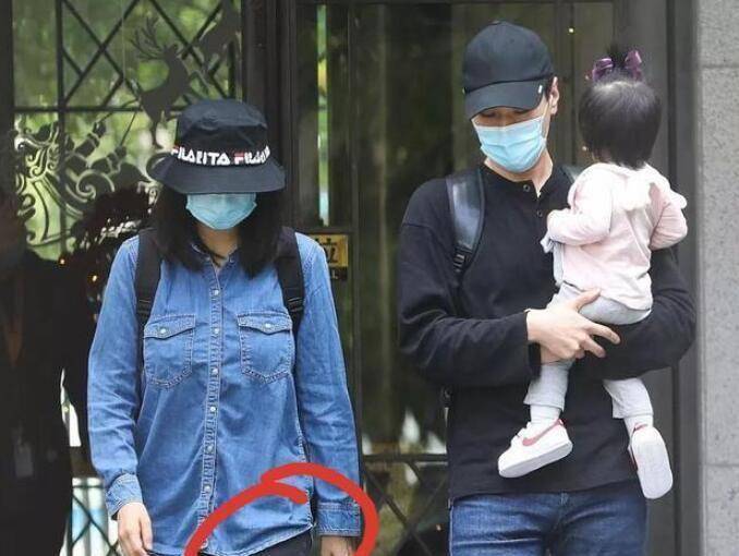 褪去女神高圆圆的光环!穿牛仔裤黑裤子看起来像大妈,40岁的状态太真实了