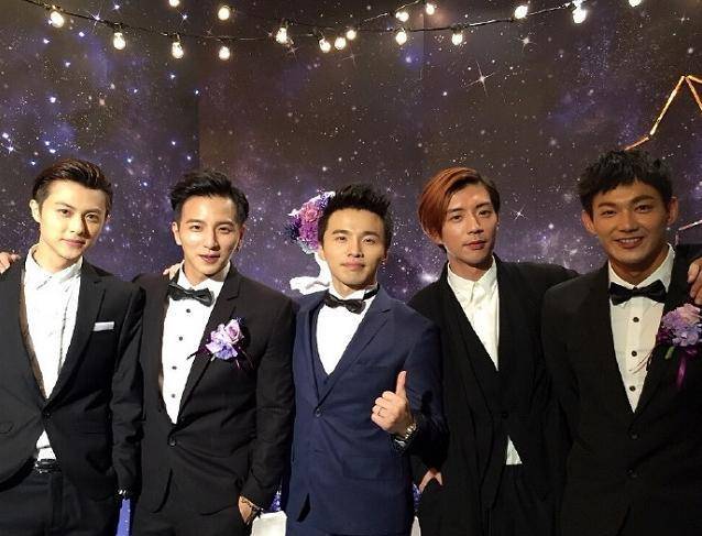 又一位男明星官宣结婚!出道棒棒糖发展画廊身价过亿,老婆长得像白冰。