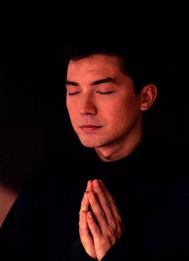 他是由养母带大的。他是亚洲最漂亮的男人。27岁分手,68岁仍单身。